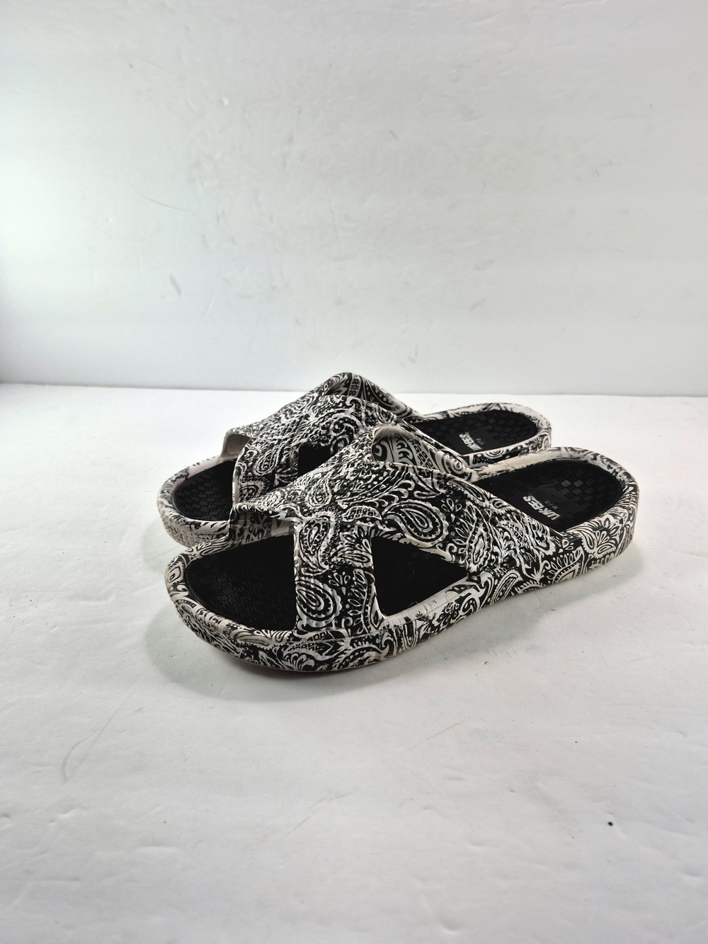 MUK LUKS Women's Spa Day Sandals - Black & White Paisley - Size M 7-8 Comfy